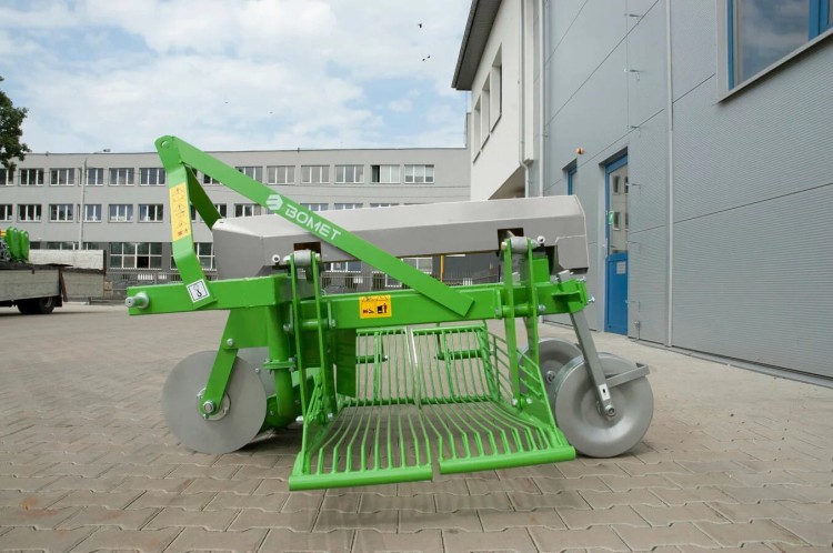 VIBRAČNÍ KOPOVAČ URSA Z655 BOČNÍ VÝHOZ